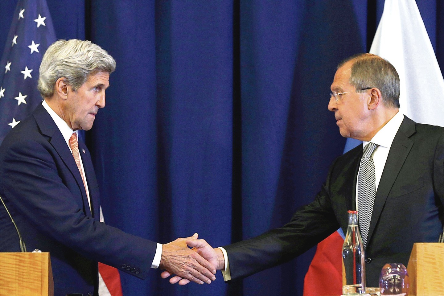 J.Kerry (kairėje) ir S.Lavrovas dėl paliaubų Sirijoje derėjosi daug mėnesių.