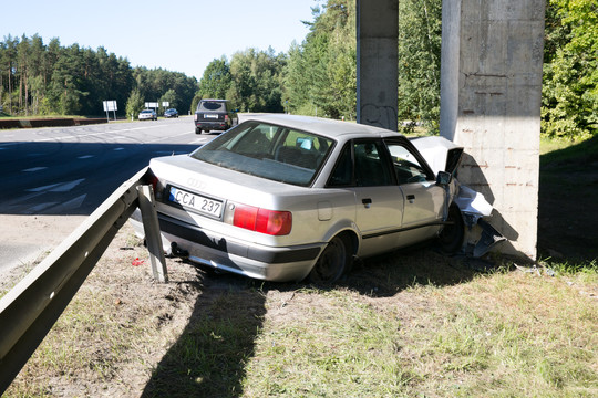 Vilniaus pakraštyje „Audi“ trenkėsi į viaduko atramą, du žmonės sužeisti