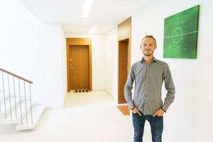 Klaipėdietis daugiabučio laiptinę išpuošė meno kūriniais