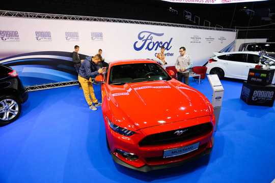 Kaunas virto automobilių miestu: rodo naujausią techniką ir neslepia pelno