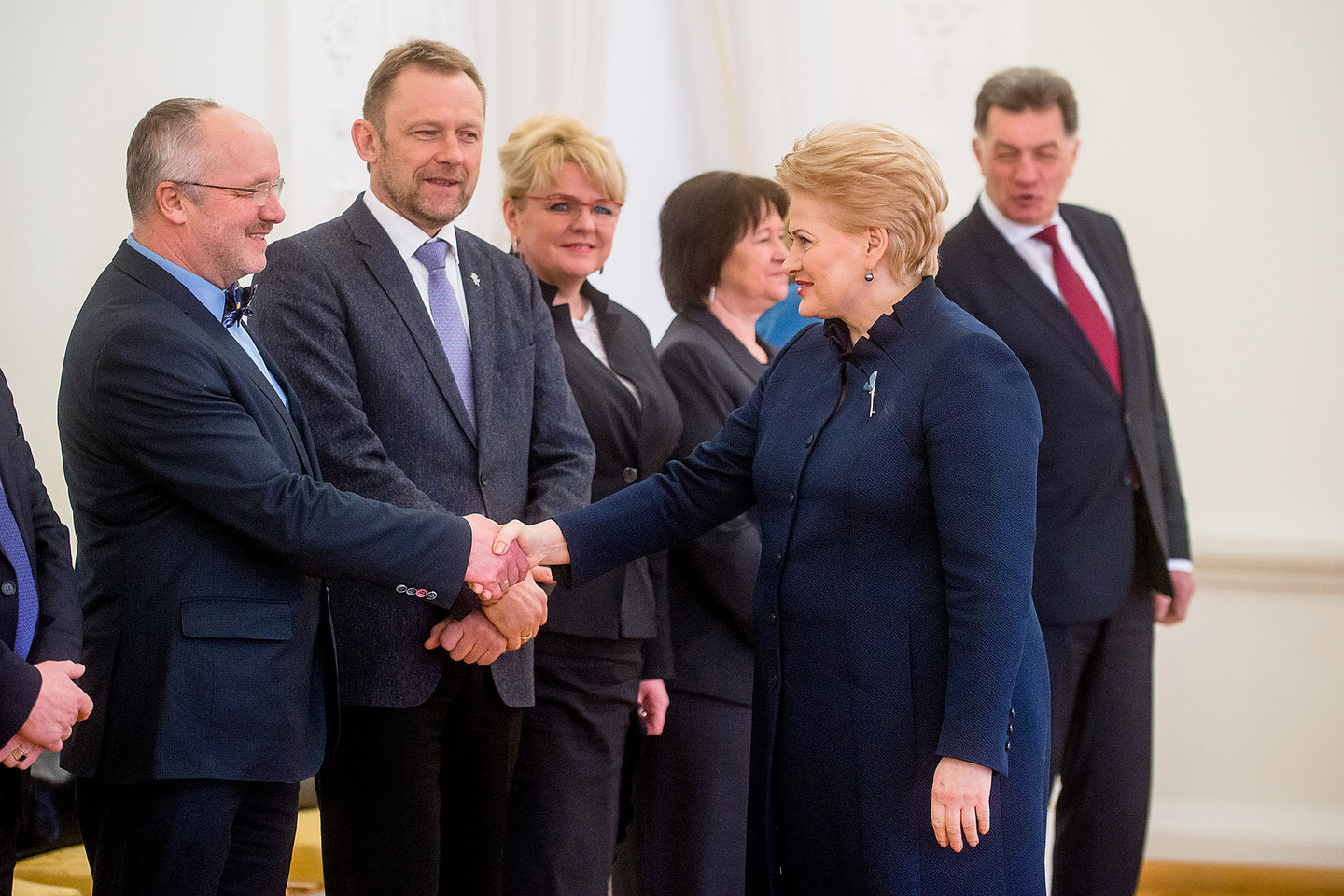 Gerokai smuktelėjo ir J.Oleką bene aštriausiai kritikuojančios D.Grybauskaitės reitingai.
