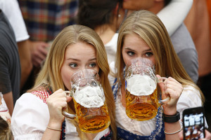 Vokiečiai šėlsta alaus šventėje, tačiau šįmet „Oktoberfest“ gerokai pasikeitusi