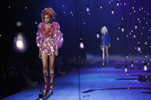 Per „Marc Jacobs“ pristatymą pakvipo ir Kalėdomis