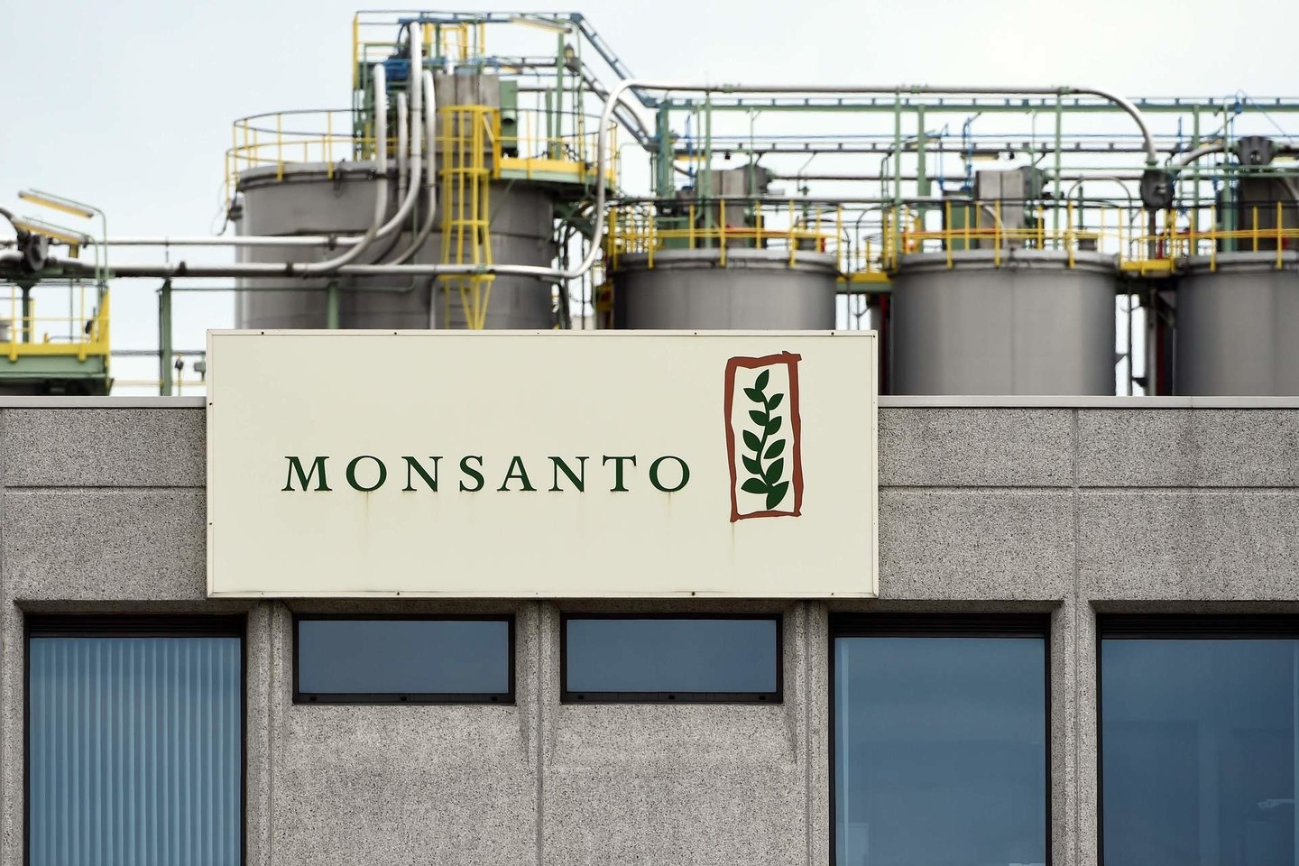 Paskelbtas „Monsanto“ susijungimas su „Bayer“ būtų didžiausias toks agrokultūros sektoriuje, tačiau dar neaišku, ar jis tikrai įvyks.