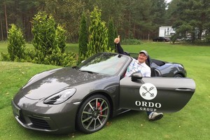 Vieninteliu smūgiu Lietuvos golfo meistras laimėjo 125 tūkst. eurų kainuojantį „Porsche“