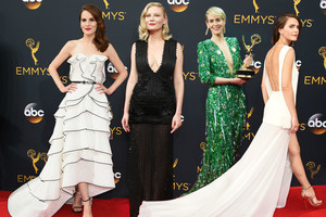 „Emmy“ apdovanojimų madų paradas: spalvų gausa ir gilios iškirptės