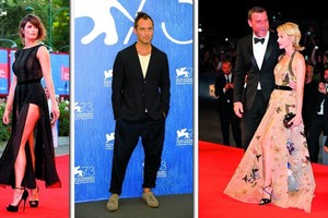 Ant raudonojo kilimo – prabangiu kostiumu ir be kojinių