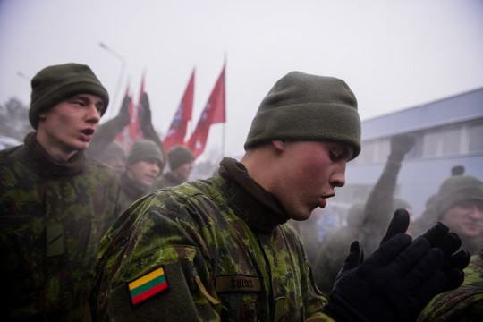 Siūlo į mokyklas grąžinti karinio parengimo pamokas