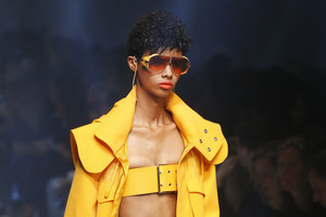 Londono mados savaitė: Donatella Versace pasiūlymas jaunoms merginoms