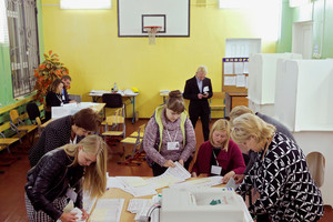 Kremliaus valdžia dar sustiprinta, bet rinkėjai – rekordiškai vangūs