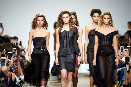 „Topshop Unique“ Londone pristatė kolekciją bet kuriam skoniui