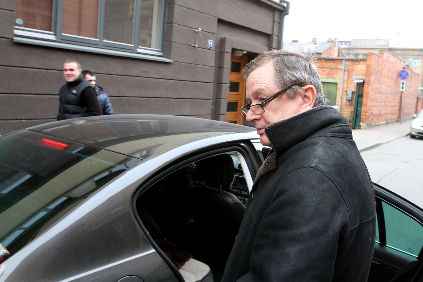 Kyšininkavimo ir piktnaudžiavimo byla iš posto išvertė tik buvusį „Kauno vandenų“ technikos direktorių V.Venslovą – kiti trys šios įmonės darbuotojai vis dar eina pareigas. Tiesa, V.Venslovas po skandalo tyliai perėjo į kitą Kauno savivaldybės įmonę.