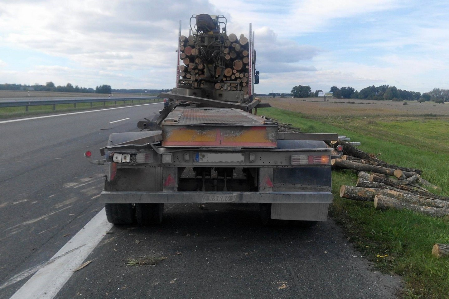 Autostradoje Vilnius – Klaipėda nuvirto priekaba su rąstais, apribotas eismas.