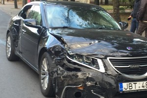 Piko metu sostinėje susidūrė du automobiliai, nukentėjo vairuotojas