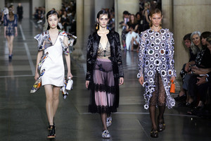 Londono mados savaitė: Christopheris Kane'as ant podiumo užkėlė „kroksus“