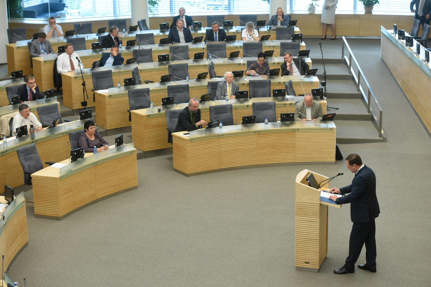 Seimas po pateikimo pritarė parlamentarų mažinimui.