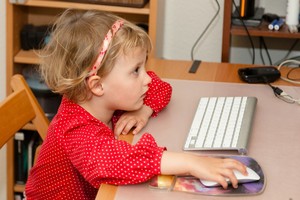 Ką daryti tėvams, kad technologijos vaiką ugdytų, o ne bukintų?