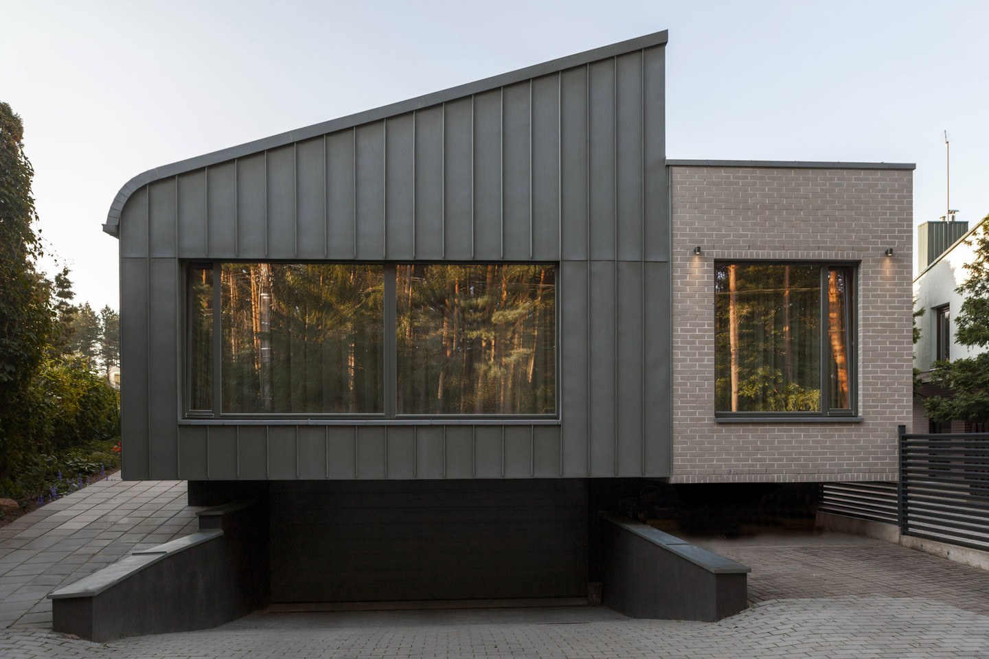 Natūralios fasado medžiagos atspindi minimalistinį stilių.<br>K.Bingelio nuotr.