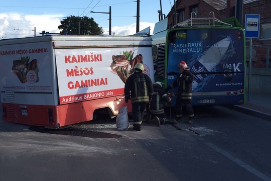 Kaune eismą paralyžiavo troleibuso ir mikroautobuso avarija