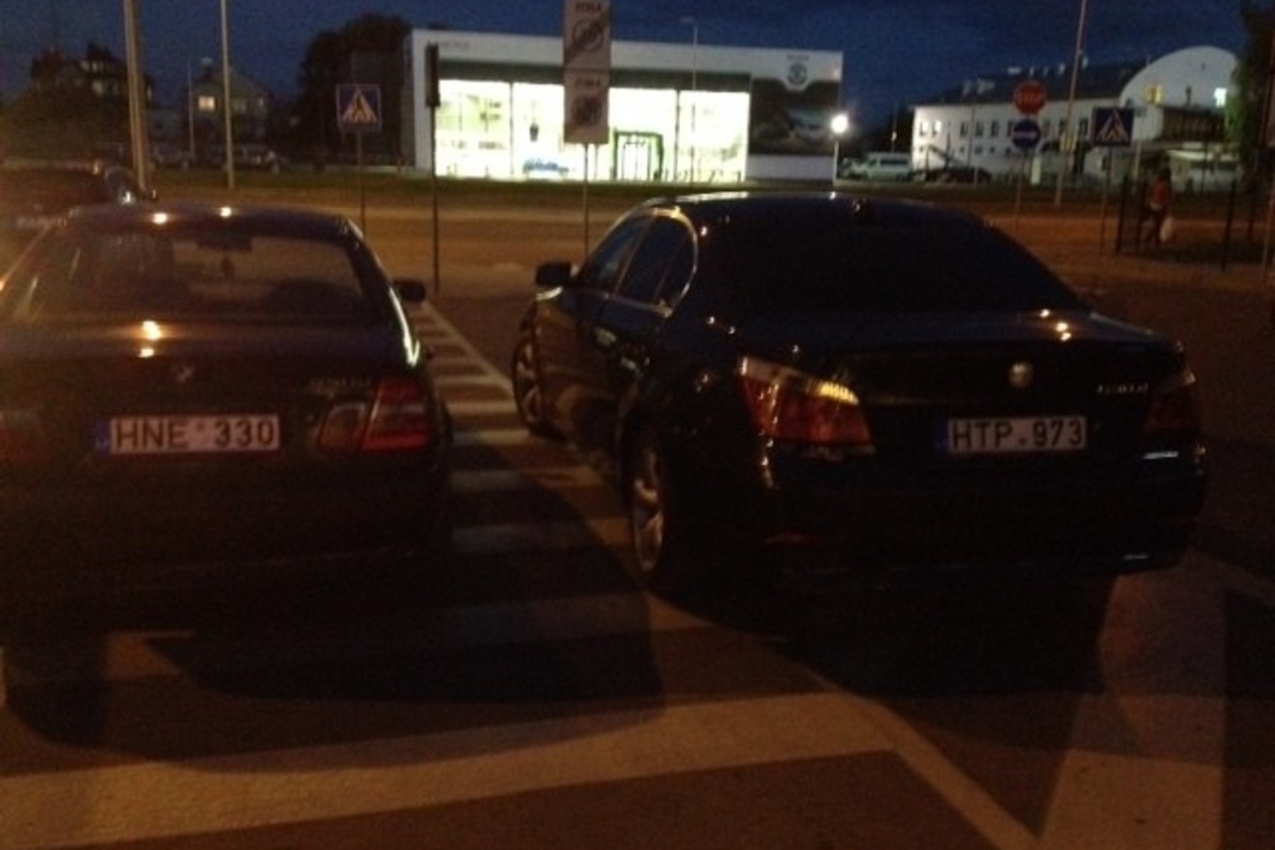 Jauni vairuotojai savo BMW paliko tiesiog prie durų.