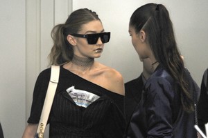 Pamatyk: modelis Gigi Hadid sumušė ją pačiupusį gerbėją