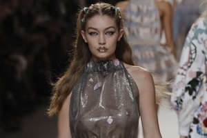 Gigi Hadid per „Fendi“ mados pristatymą parodė savo krūtinę
