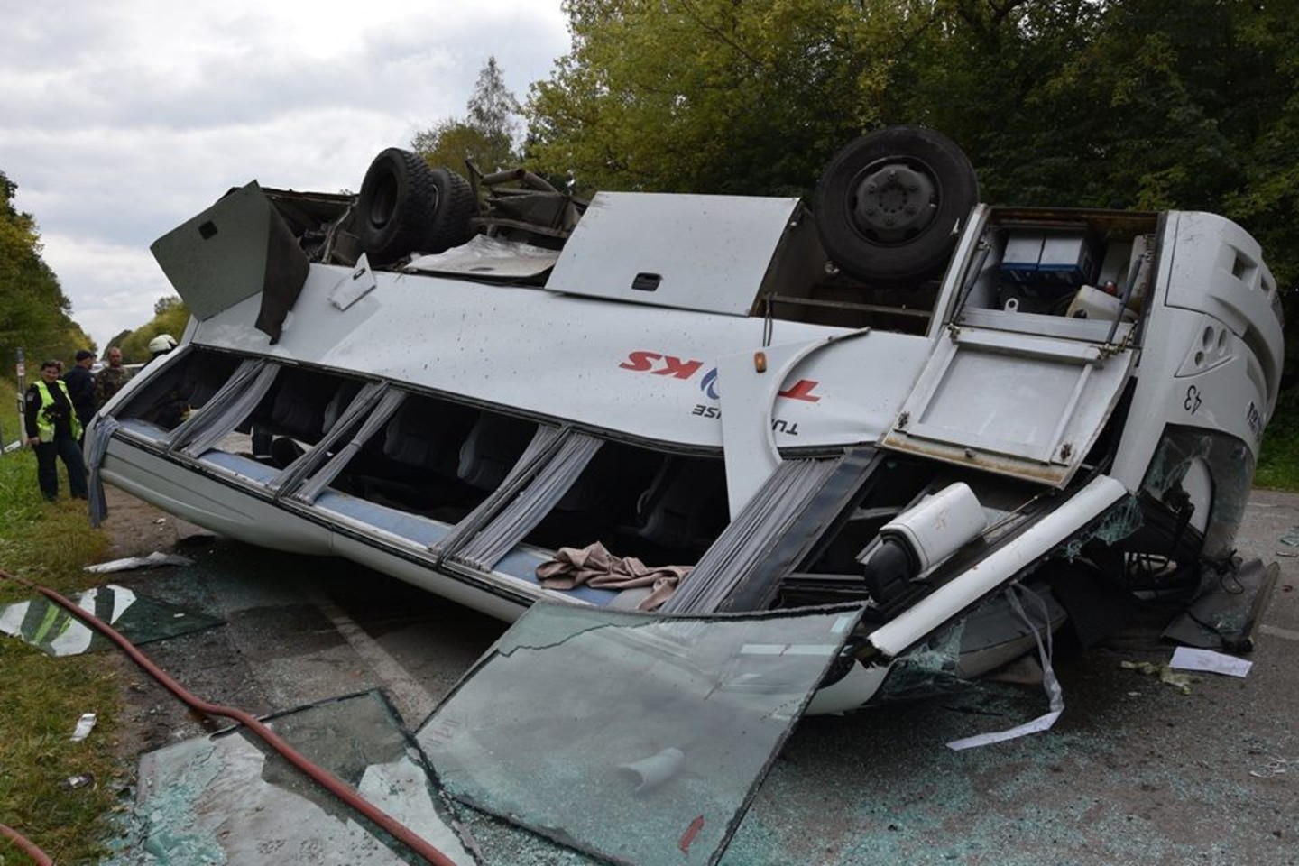 Po susidūrimo autobusas apsivertė ant stogo.