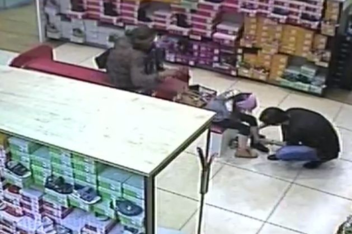 Kauno policija prašo atsiliepti žmones, galinčius padėti nustatyti vagilę.