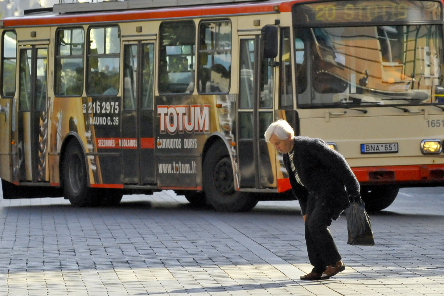 74-erių metų nukentėjusiai moteriai nustatytos rankos, peties ir dubens traumos. Iš karto po įvykio jį buvo sąmoninga.