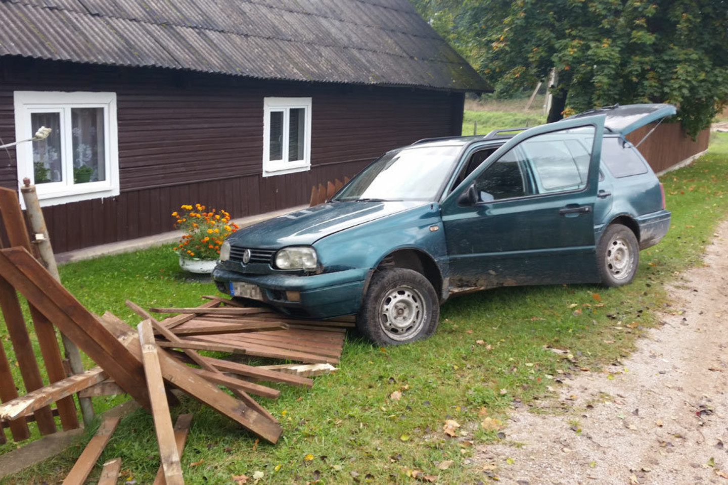 Šalčininkų rajone kontrabandininkų automobilis „Volkswagen Golf“ pervažiavo pasieniečių patiestą „ežį“.