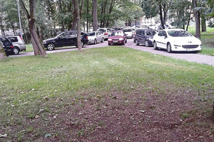 Gyventojai nustėro pamatę, kaip vairuotojai elgiasi kapinėse