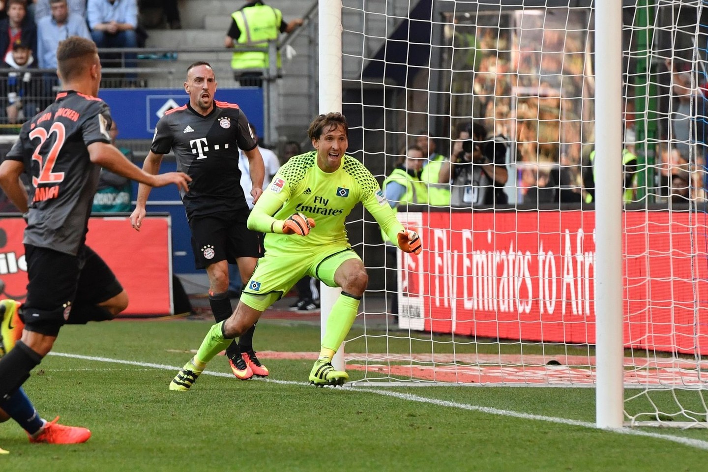 Pergalingą įvartį „Bayern“ pelnė Joshua Kimmichas.<br>AFP/Scanpix nuotr.