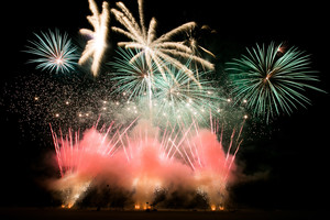 Sostinės dangų nudažė įspūdingi „Vilniaus fejerijos“ vaizdai