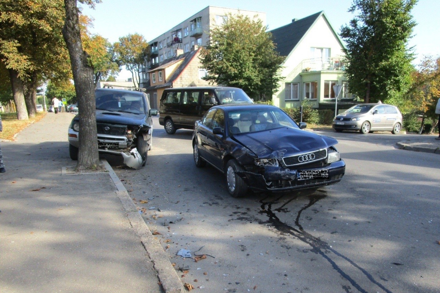 Per incidentą kelyje nukentėjo abu automobiliai.