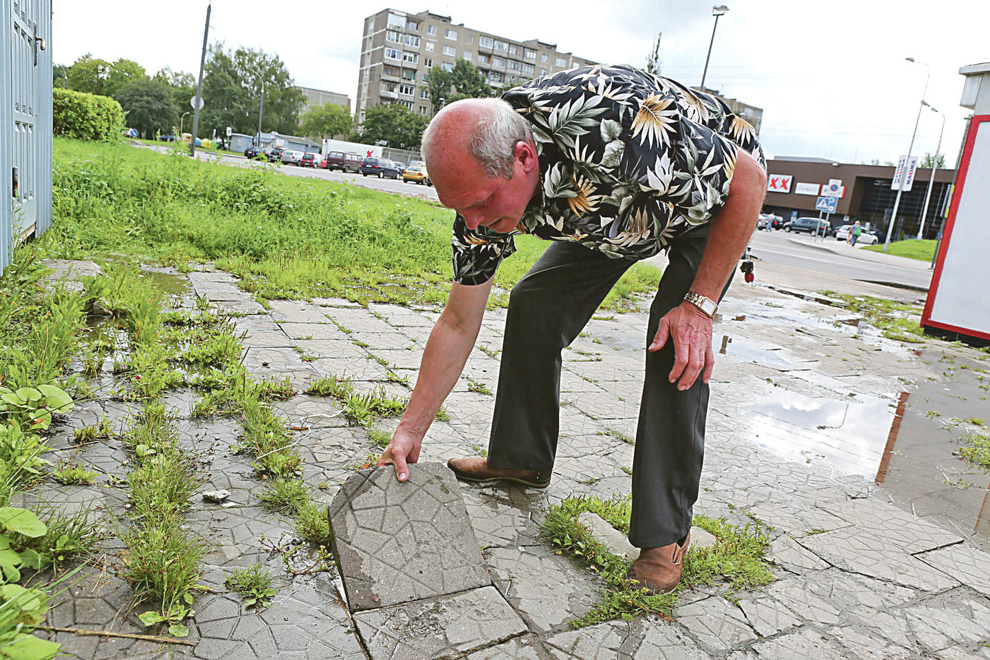 R.Zubrus pats bando tvarkyti grindinį, tačiau nesėkmingai.