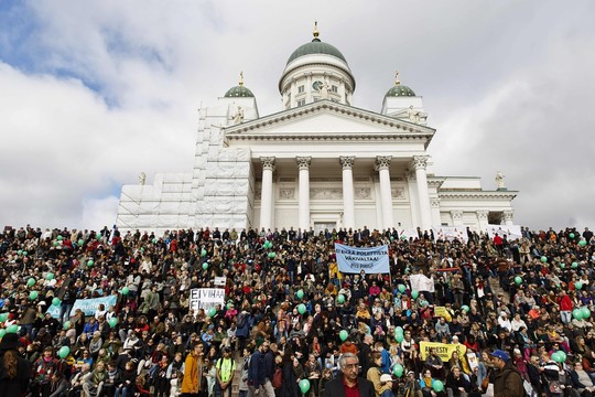 Neonaciams nužudžius suomį šalyje kilo tūkstantiniai protestai