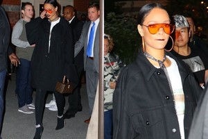 Rihannos stiliaus detalės: oranžiniai akiniai, tamsios lūpos ir kaklaraištis