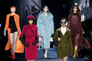 Kokias spalvas šį rudenį rinktis moterims?