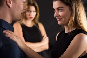 8 priežastys, kodėl merginos prasideda su vedusiais vyrais