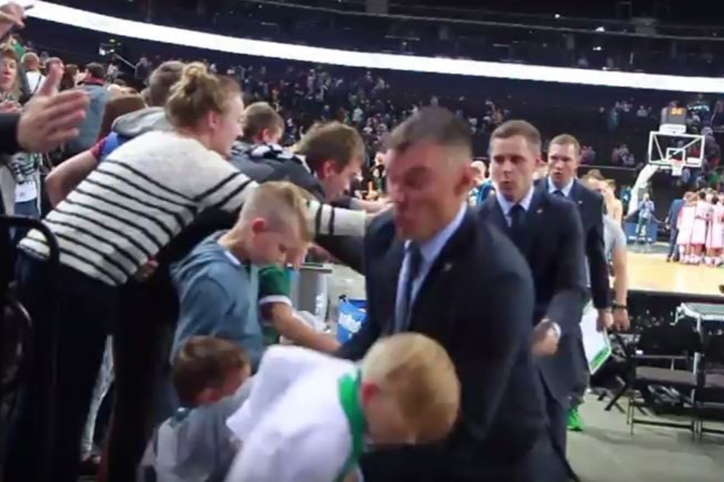 Šarūnas Jasikevičius pagavo griūvantį vaiką.