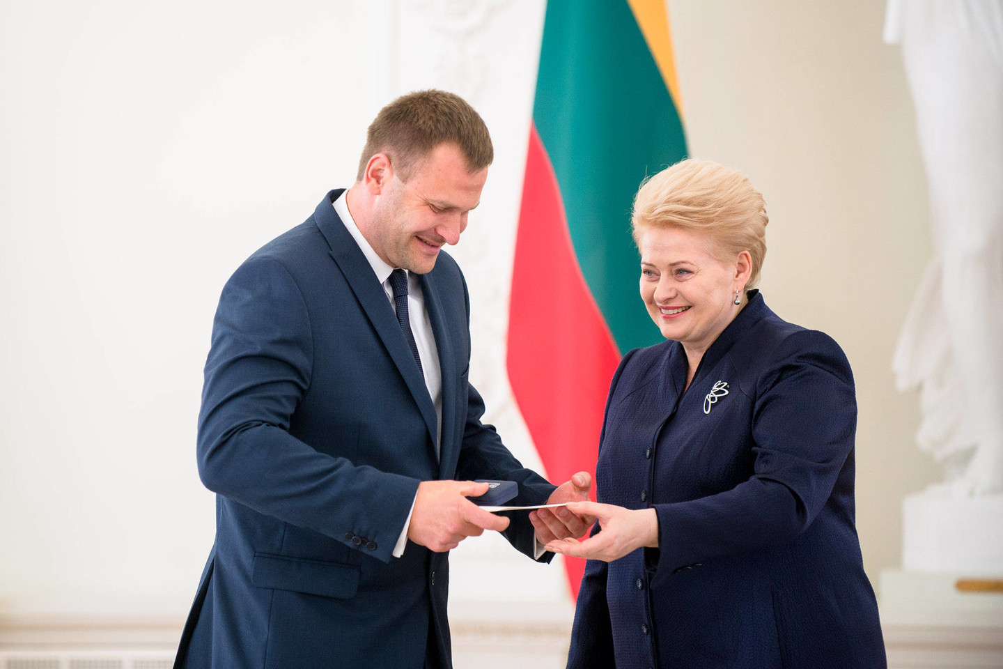 M.Bilius iš D.Grybauskaitės gavo padėkos raštą ir specialų medalį.<br>J.Stacevičiaus nuotr.