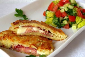 Tarkuotų bulvių blynai su sūriu ir kumpiu: šeima paprašė pakartoti