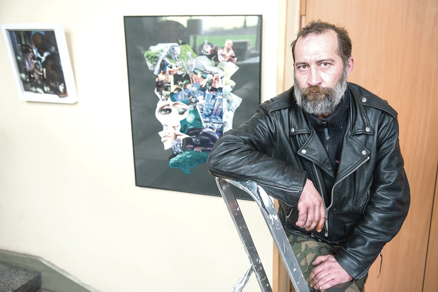 A.Kibisovas neaiškina, kas vaizduojama jo koliažuose, – tegu kiekvienas parodos lankytojas galvoja, ką nori.
