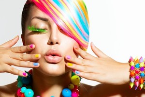 Vizažisčių Lietuvoje – pilna, rezultatas – vienodomis lėlėmis tampančios moterys