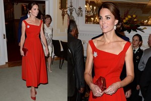 Kembridžo kunigaikštienė Catherine traukė akį raudona suknele