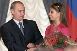 Turtingi draugai prabangiomis dovanomis apipylė Vladimiro Putino moteris