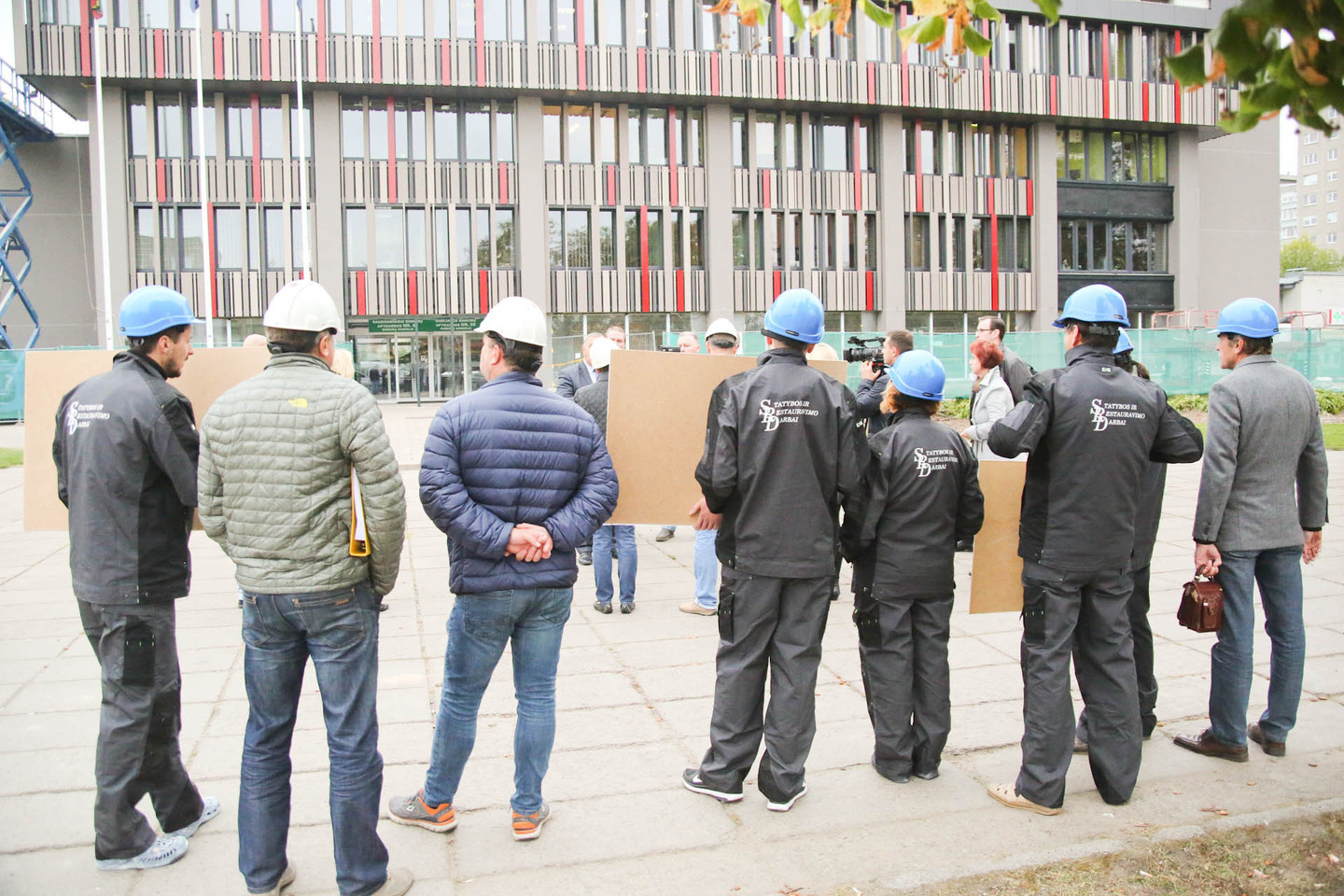 Pinigų reikalaujantys statybininkai surengė protesto akciją.
