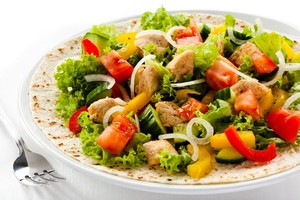 Dietos besilaikantis atlikėjas mėgsta salotas su vištiena ir sūriu