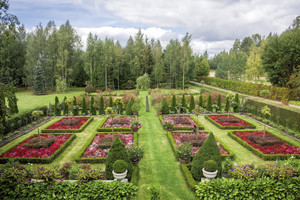 Nepatikėsite, kas prižiūri šį sodą ir gėrybių pilną daržą šalia Molėtų