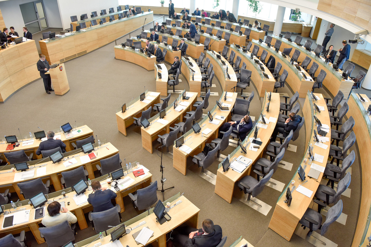 Gali būti, kad išeitines išmokas parlamentarams nurėžti užsimojęs Seimas šį sprendimą paliks kitiems.